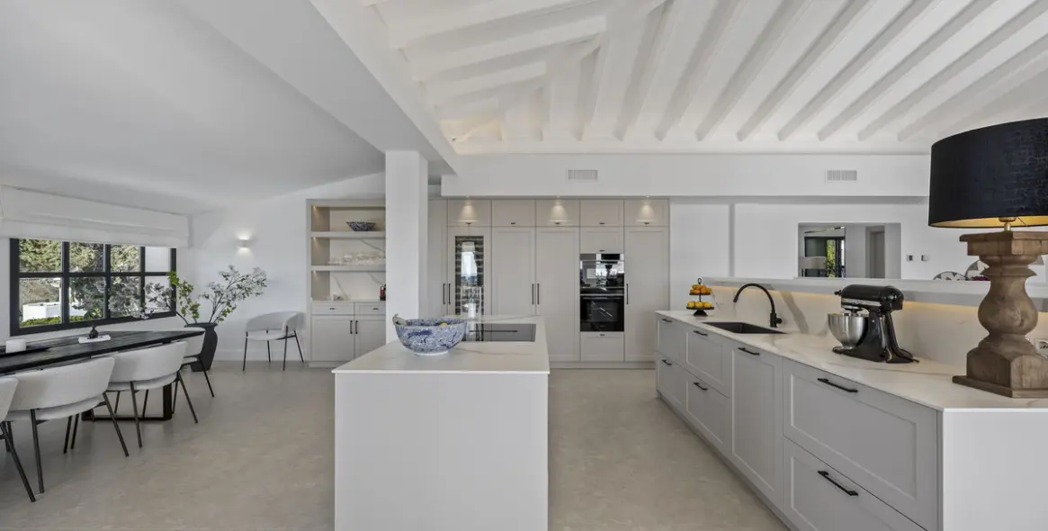 Sale of detached villa in El Paraiso 9