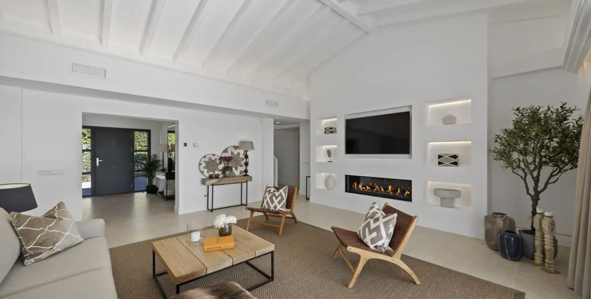 Sale of detached villa in El Paraiso 10