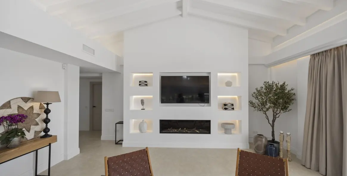 Sale of detached villa in El Paraiso 11