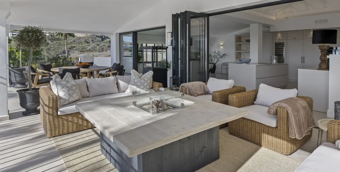 Sale of detached villa in El Paraiso 13