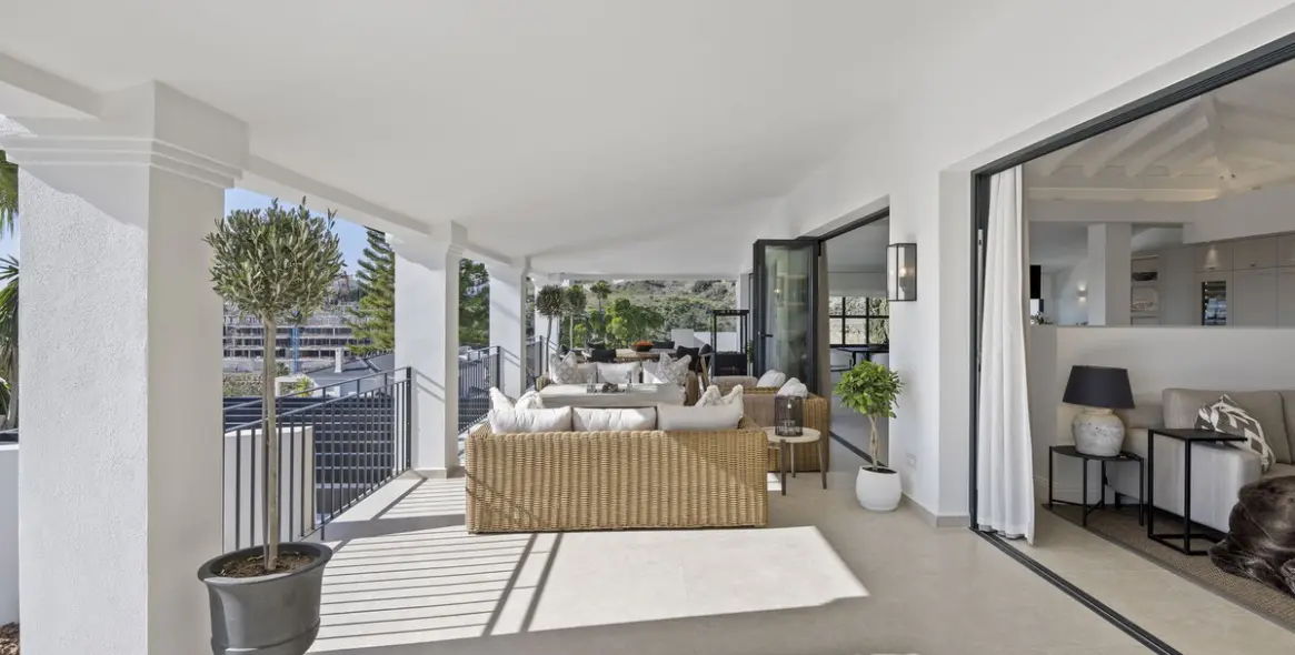 Sale of detached villa in El Paraiso 14