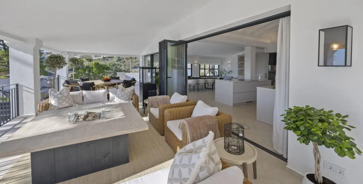 Sale of detached villa in El Paraiso 15