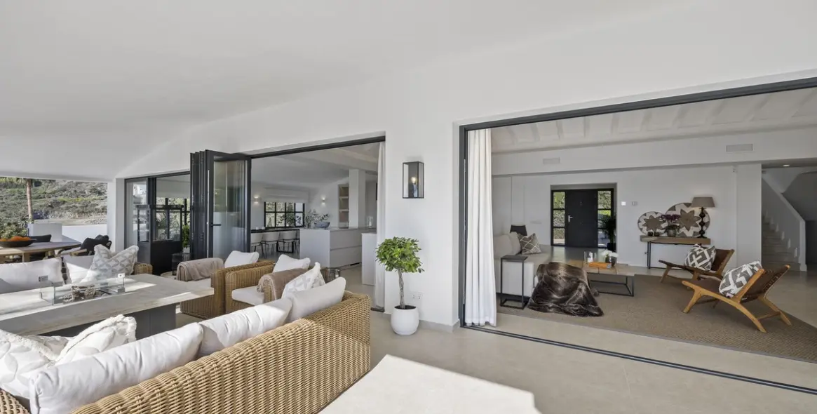 Sale of detached villa in El Paraiso 16