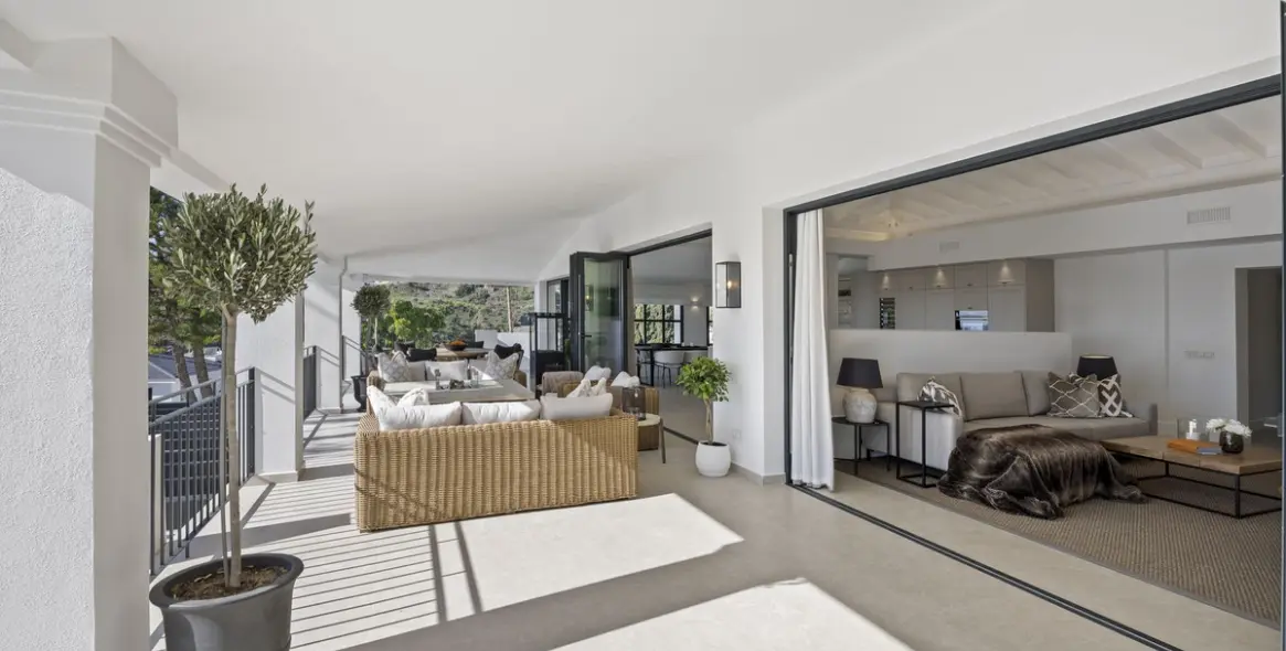 Sale of detached villa in El Paraiso 17