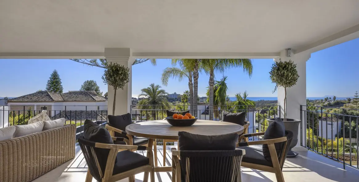 Sale of detached villa in El Paraiso 19