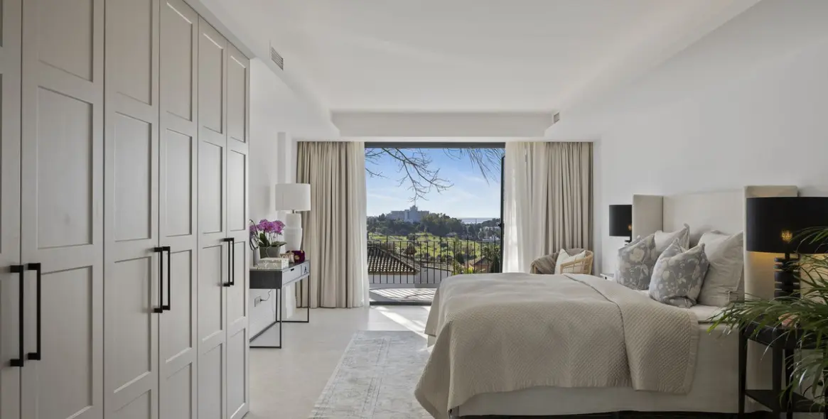 Sale of detached villa in El Paraiso 21