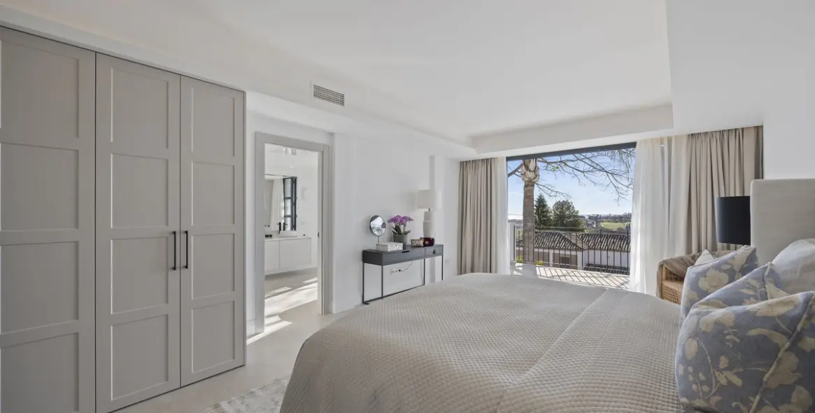 Sale of detached villa in El Paraiso 23