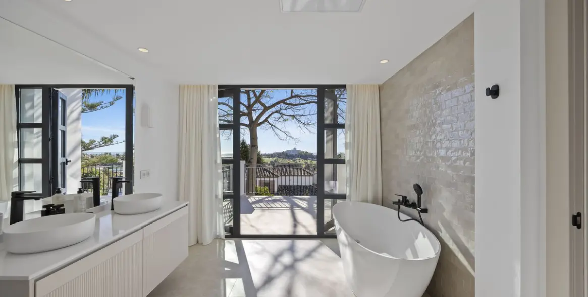 Sale of detached villa in El Paraiso 24