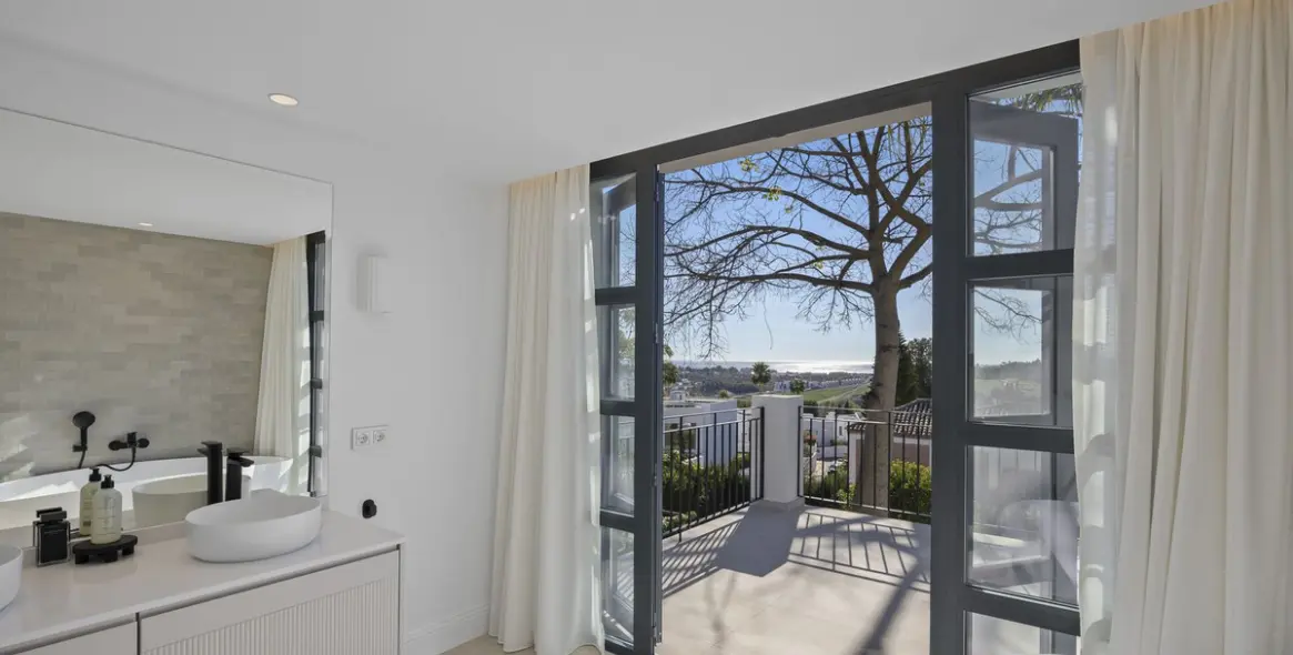 Sale of detached villa in El Paraiso 26