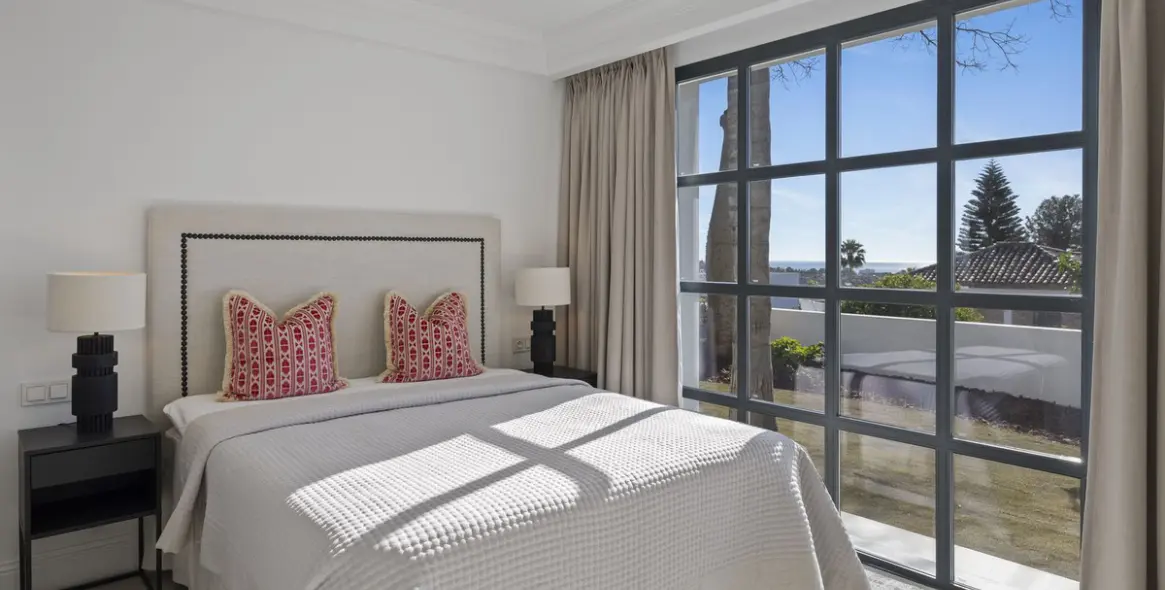 Sale of detached villa in El Paraiso 27