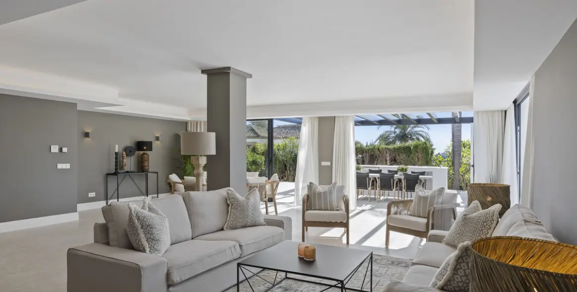 Sale of detached villa in El Paraiso 28