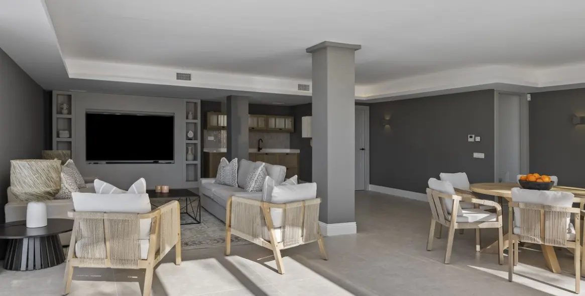 Sale of detached villa in El Paraiso 29