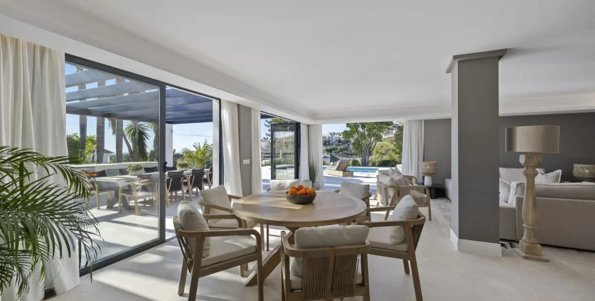 Sale of detached villa in El Paraiso 30