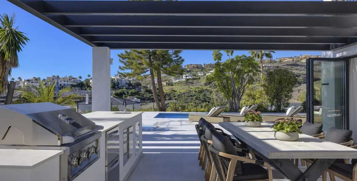 Sale of detached villa in El Paraiso 32