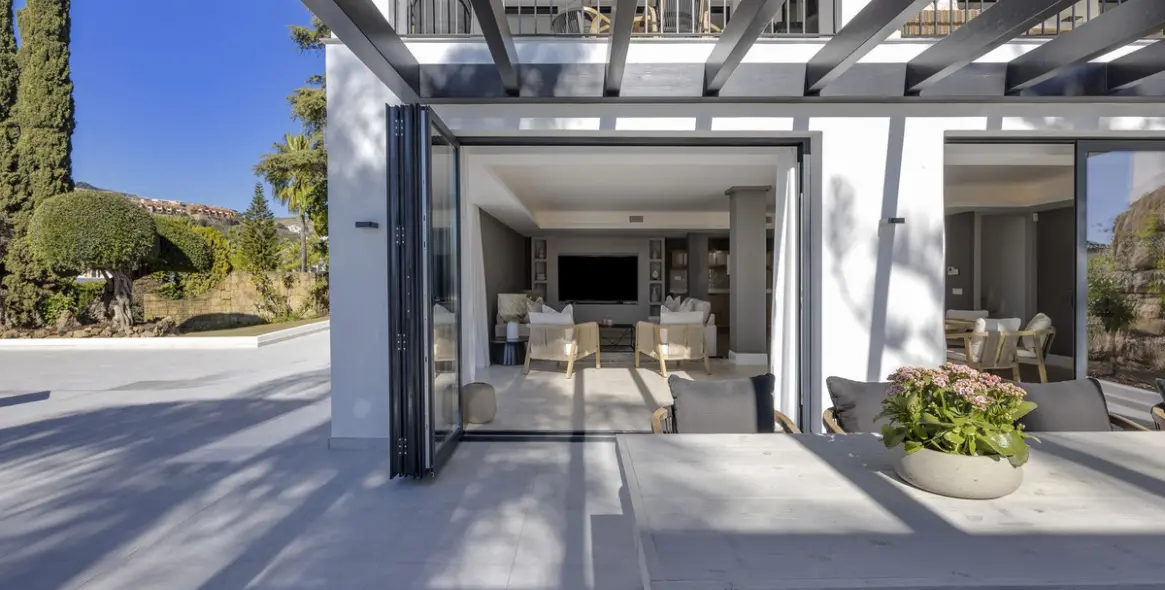 Sale of detached villa in El Paraiso 33