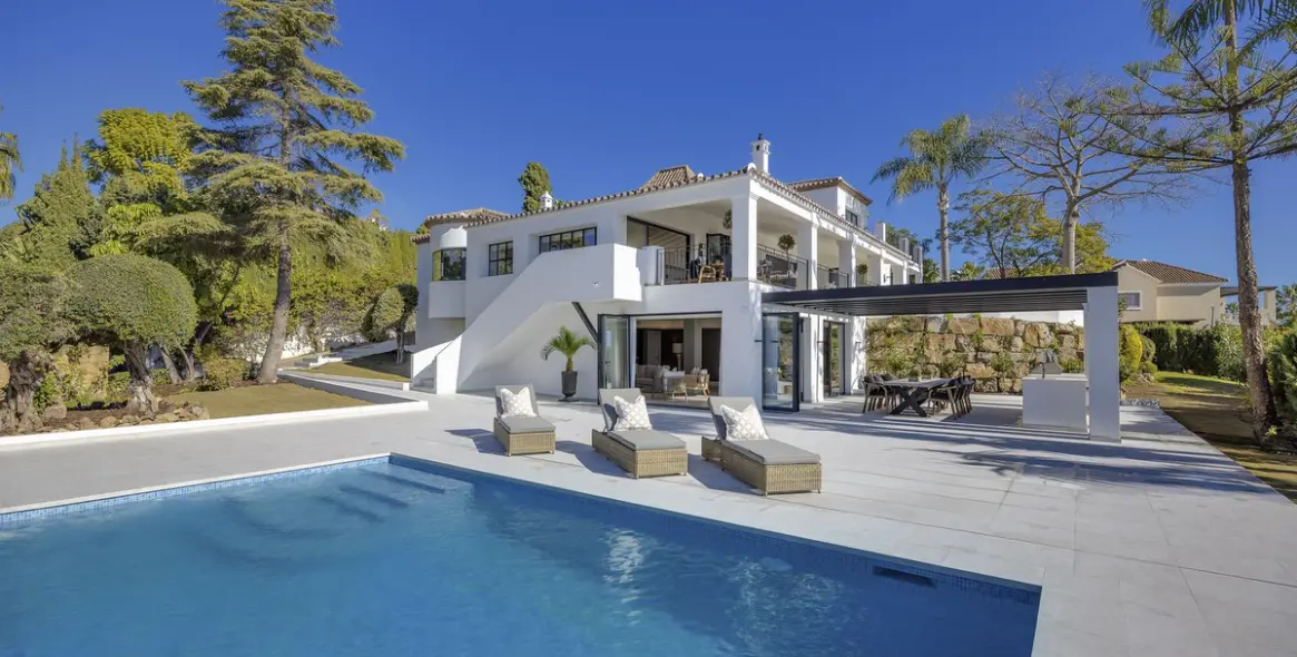 Sale of detached villa in El Paraiso 34