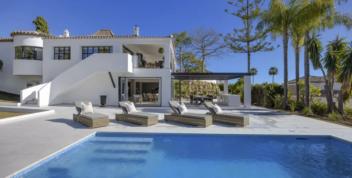 Sale of detached villa in El Paraiso 35