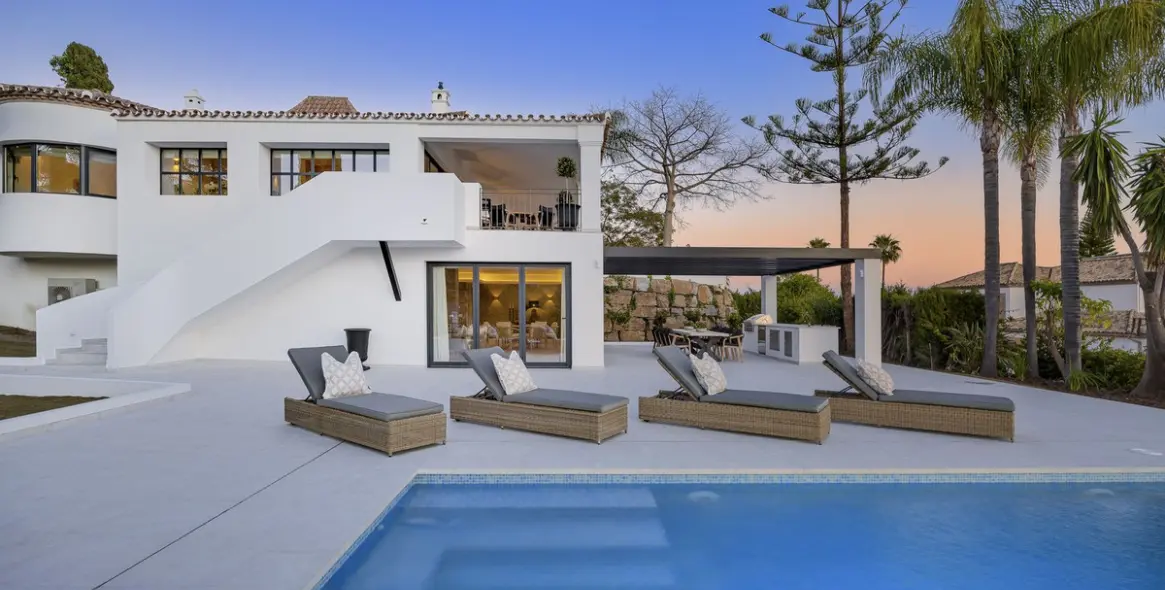 Sale of detached villa in El Paraiso 38