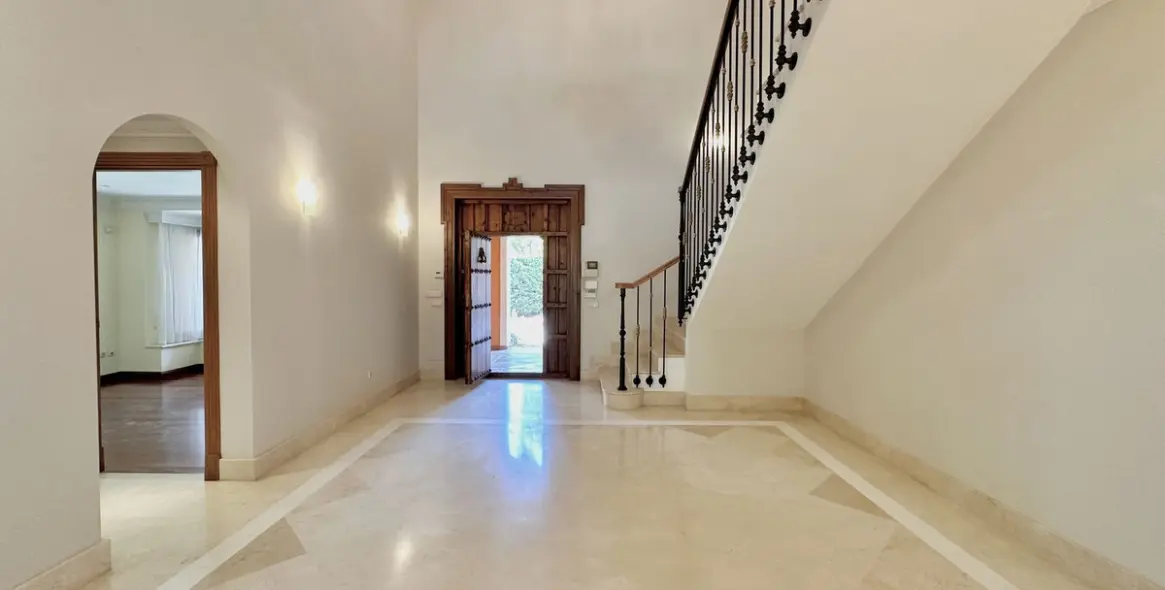 Продажа  отдельно стоящей виллы в The Golden Mile 13