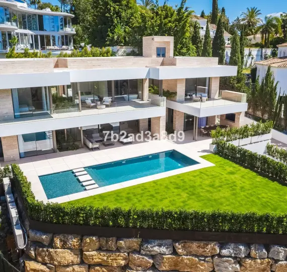 Sale of detached villa in El Paraiso