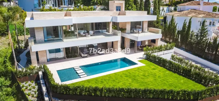 Sale of detached villa in El Paraiso 1