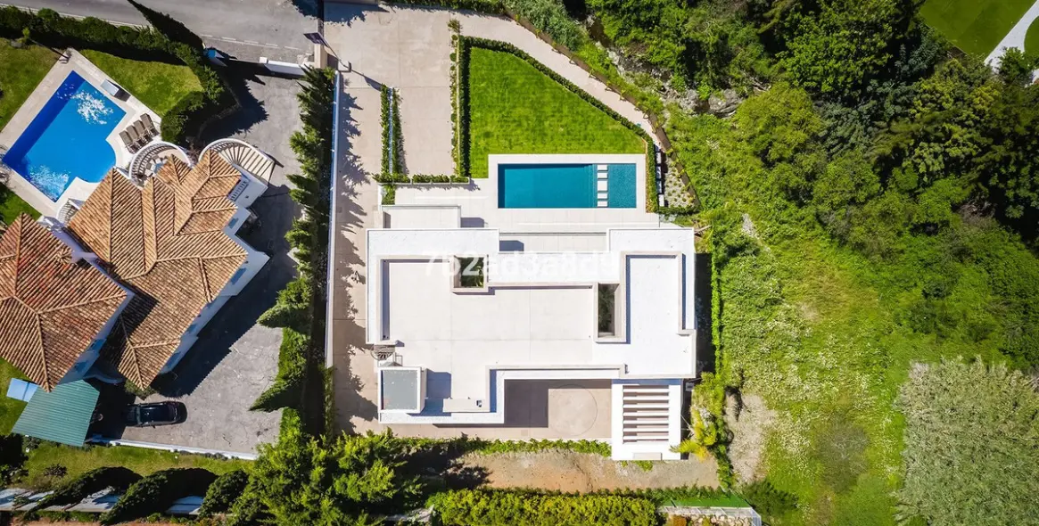 Sale of detached villa in El Paraiso 3