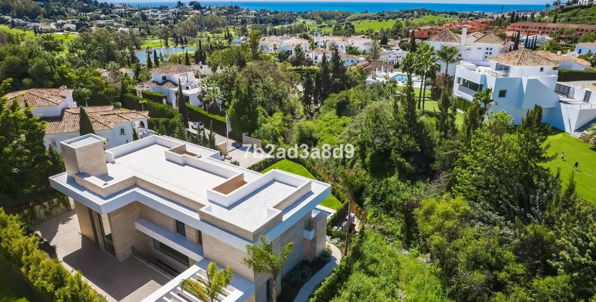 Sale of detached villa in El Paraiso 4