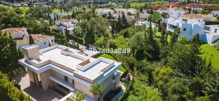 Sale of detached villa in El Paraiso 3