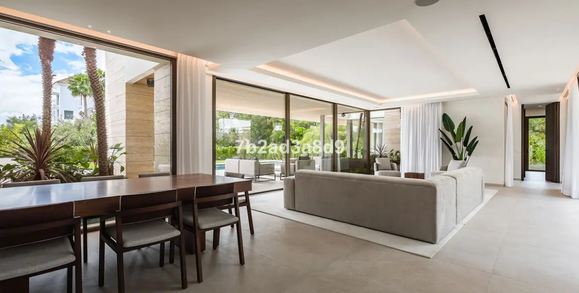 Sale of detached villa in El Paraiso 5