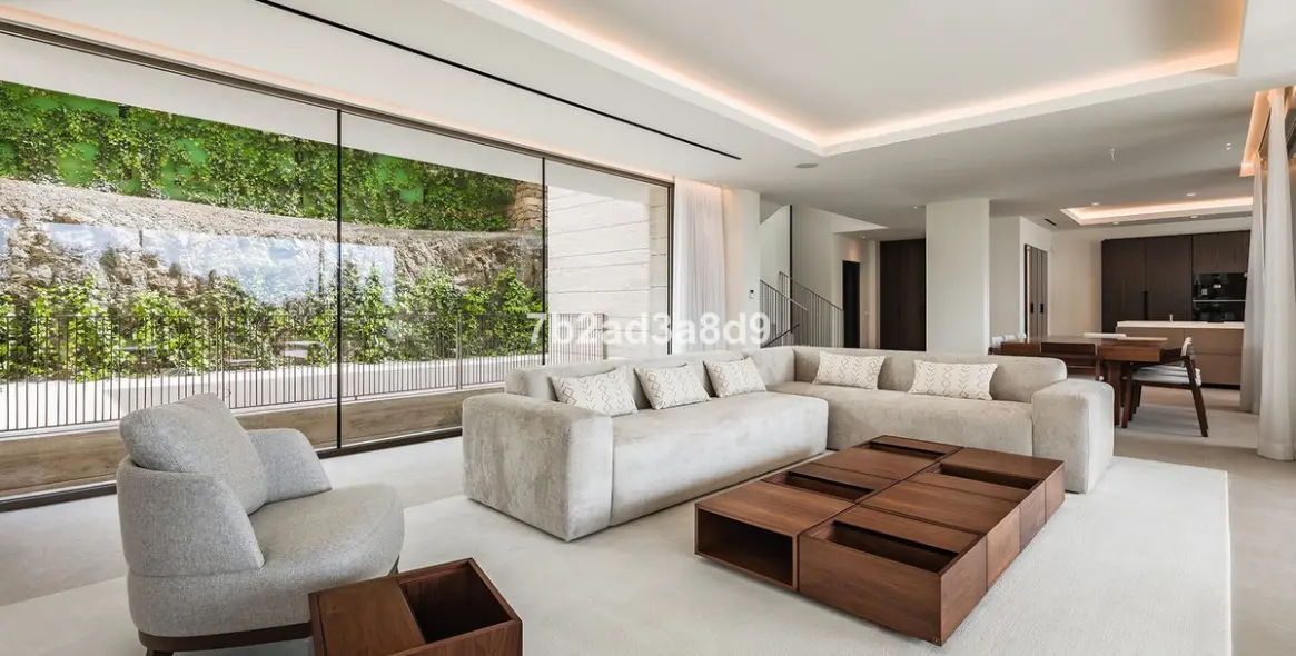 Sale of detached villa in El Paraiso 6