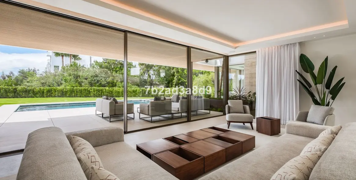 Sale of detached villa in El Paraiso 8