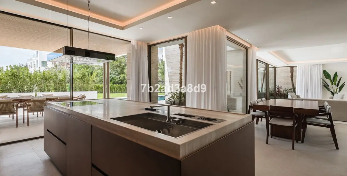 Sale of detached villa in El Paraiso 9