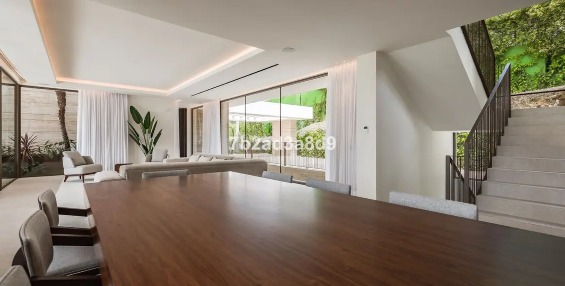 Sale of detached villa in El Paraiso 10