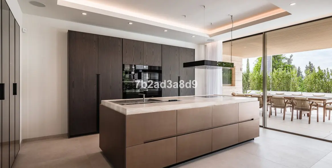 Sale of detached villa in El Paraiso 11