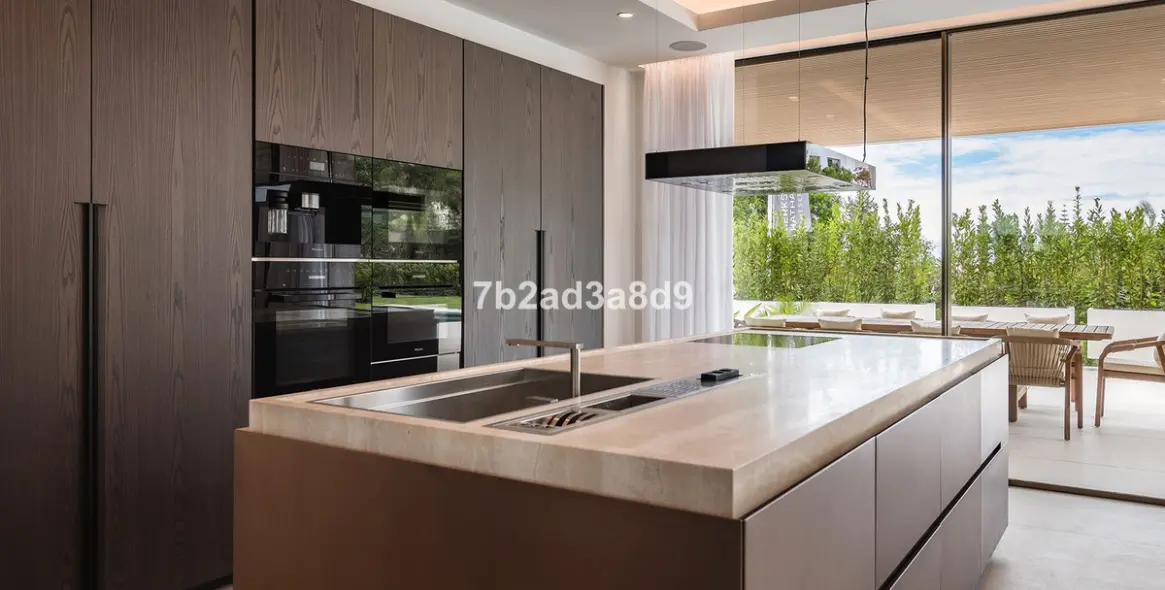 Sale of detached villa in El Paraiso 12