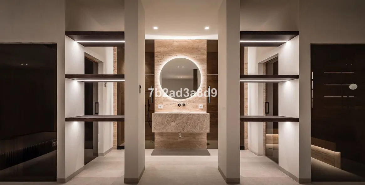 Sale of detached villa in El Paraiso 18