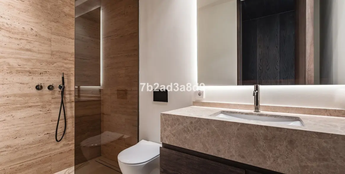 Sale of detached villa in El Paraiso 19