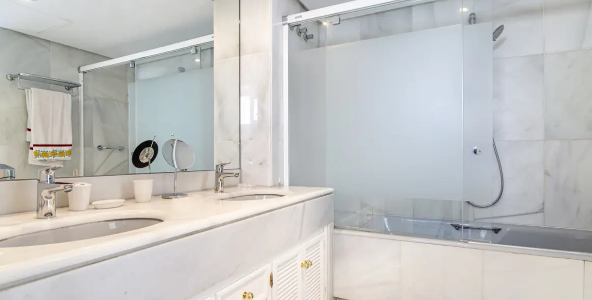 Sale of penthouse in Puerto Banús 12
