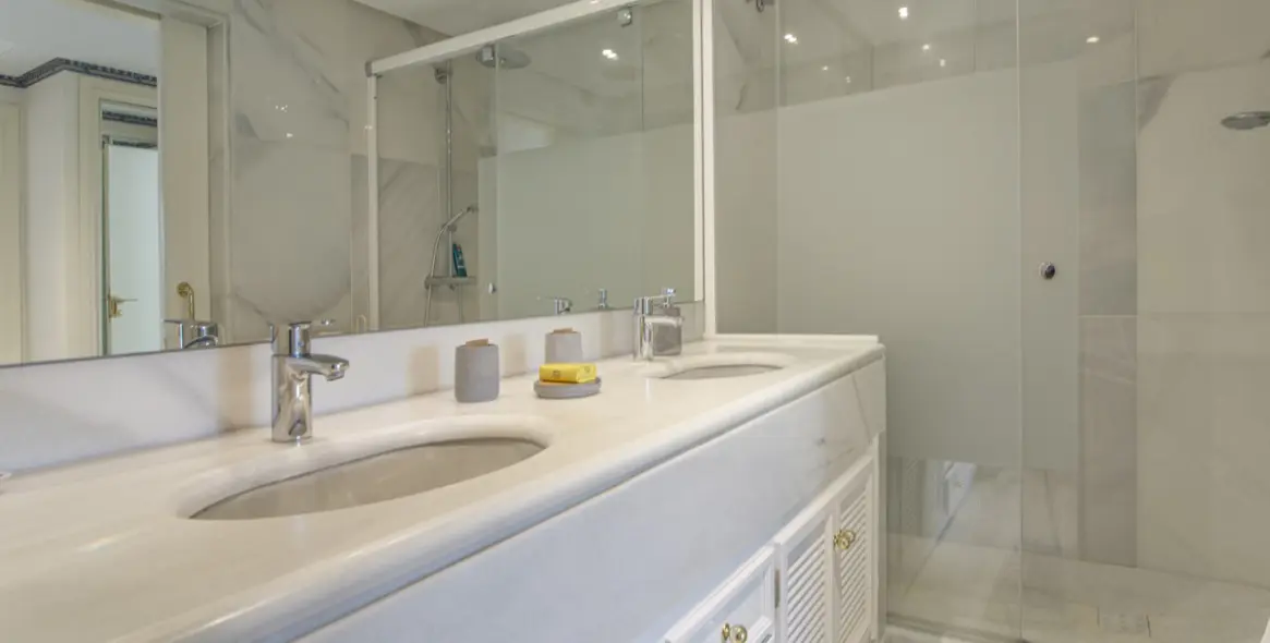Sale of penthouse in Puerto Banús 13