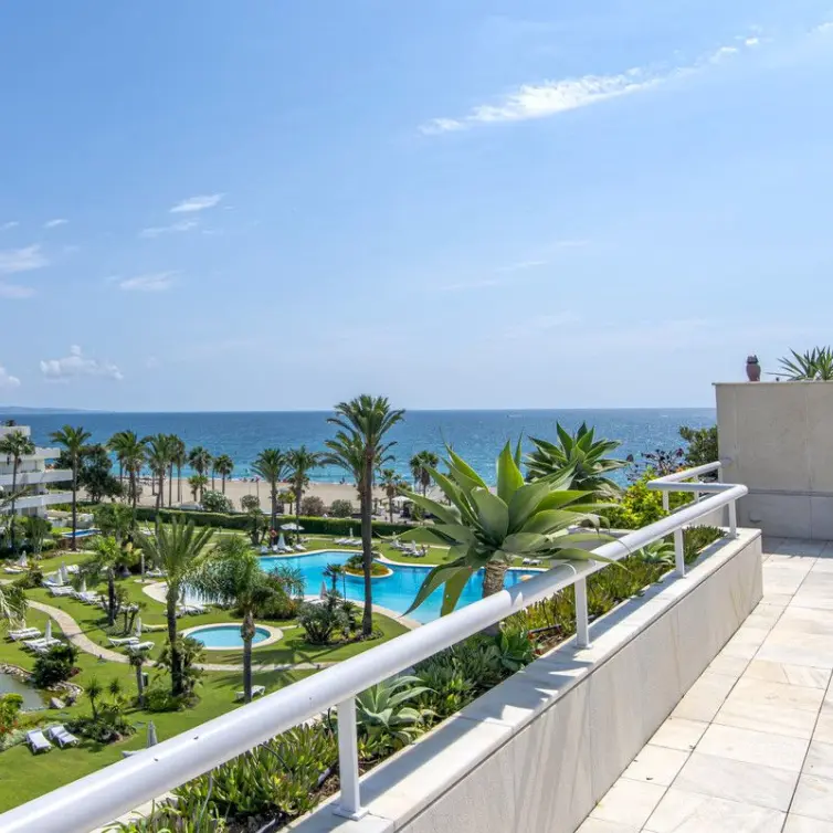Sale of penthouse in Puerto Banús