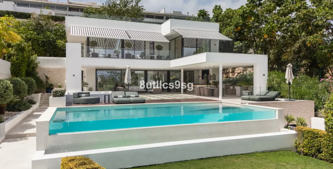 Sale of detached villa in Nueva Andalucía 1