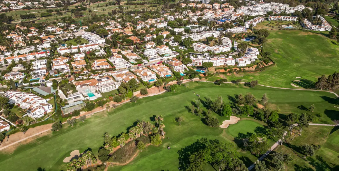 Продажа  отдельно стоящей виллы в Nueva Andalucía (район Aloha) 2