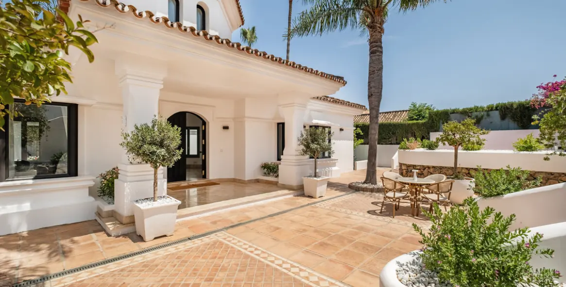 Sale of detached villa in Aloha 23