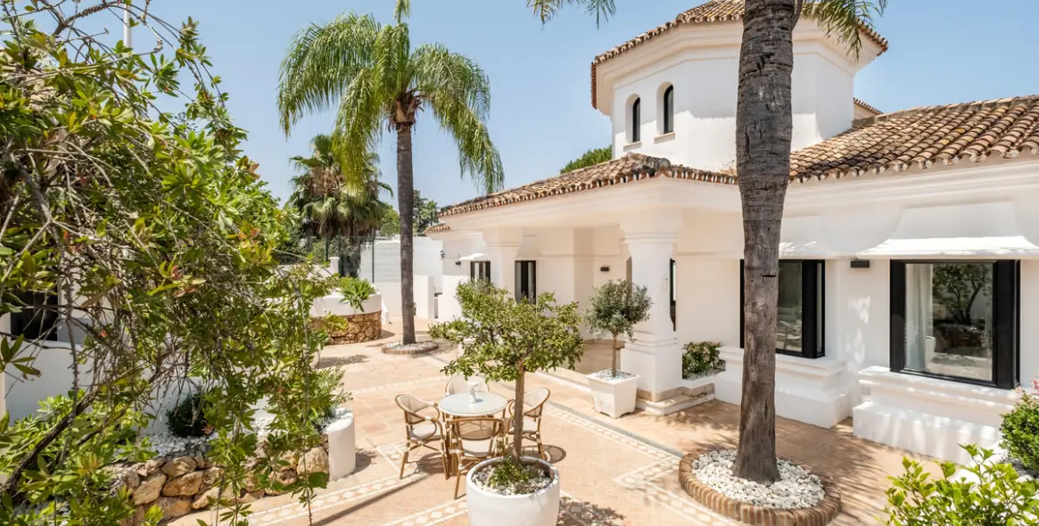 Sale of detached villa in Aloha 27