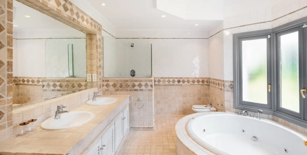 Sale of detached villa in Aloha 33