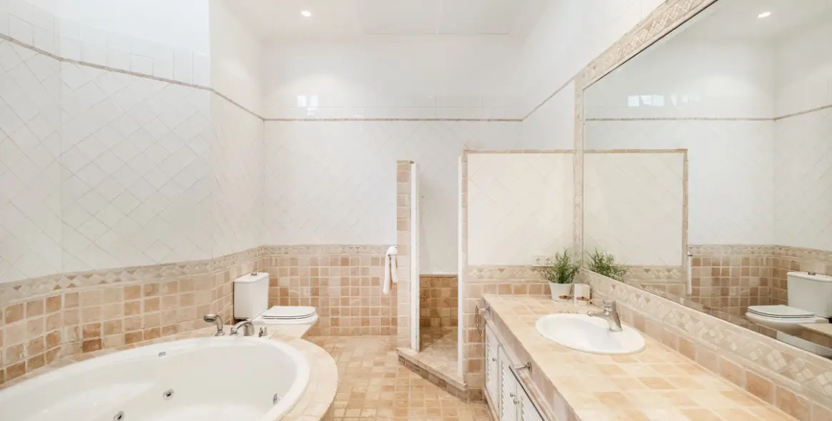 Sale of detached villa in Aloha 35