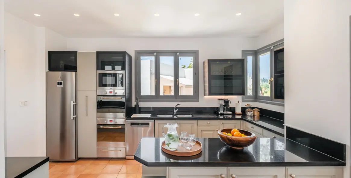 Sale of detached villa in Aloha 37