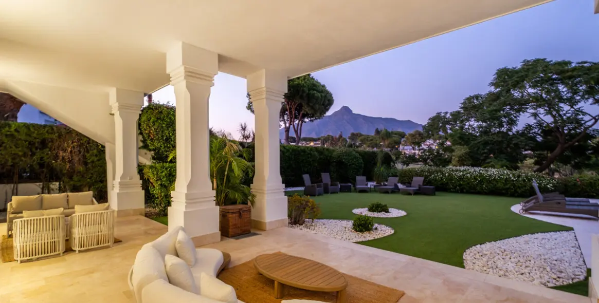 Sale of detached villa in Aloha 53