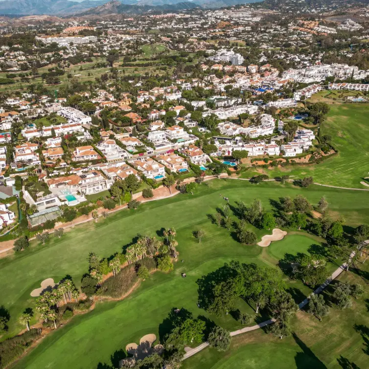 Venta de villa independiente en Aloha