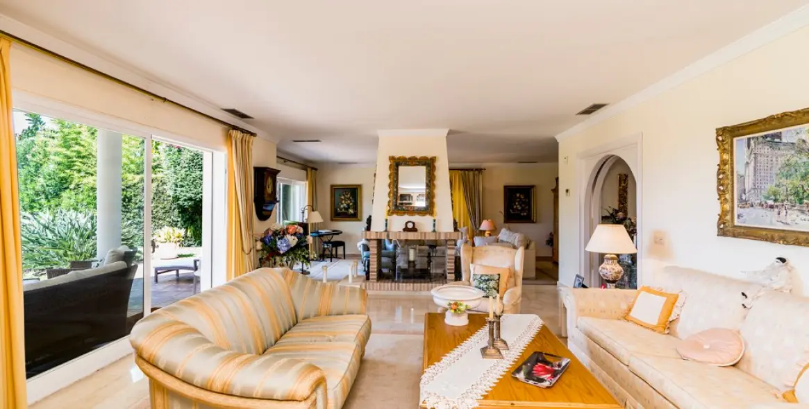 Sale of detached villa in Marbella 10